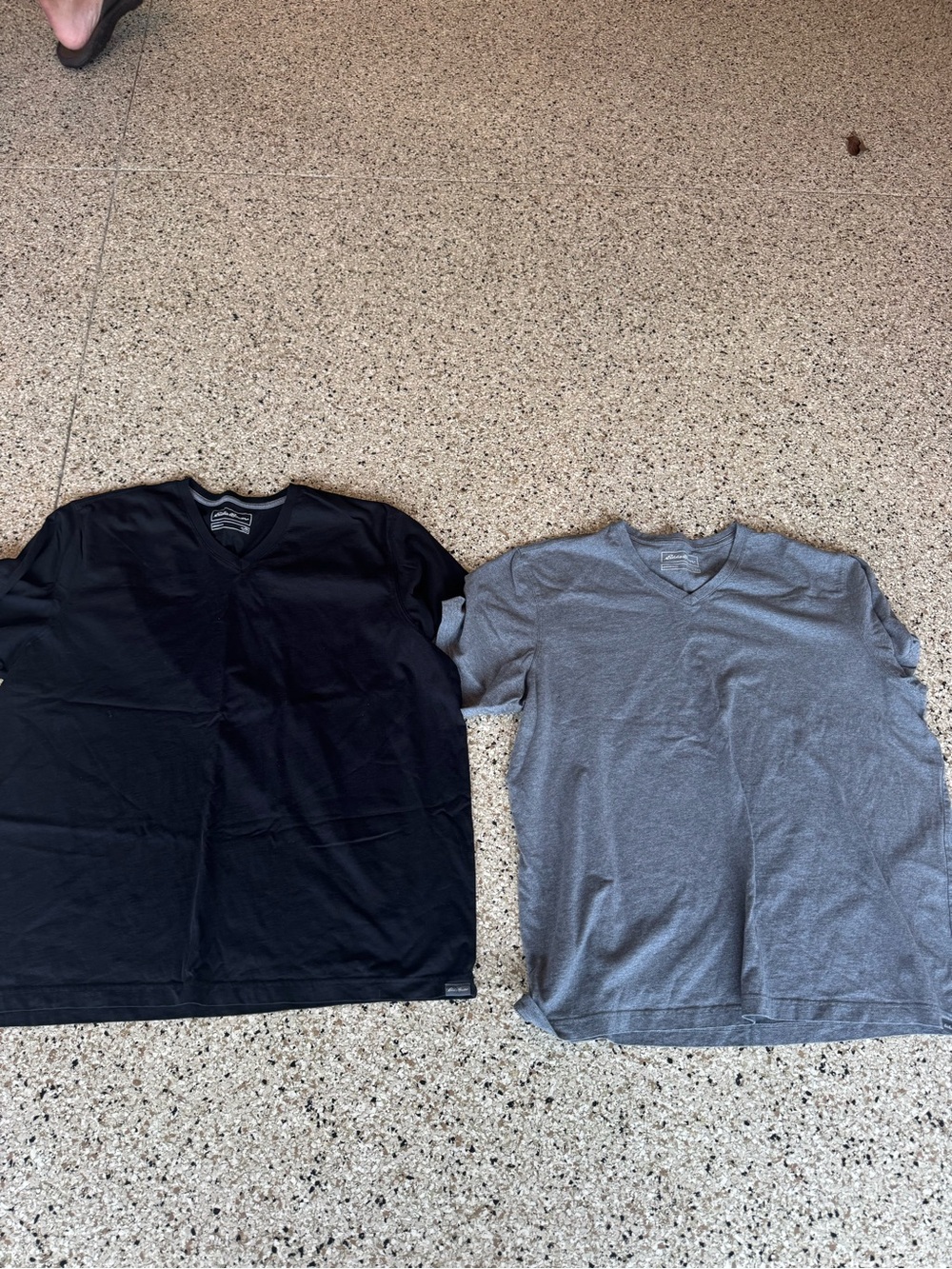 Men's V-Neck T-Shirt - Black and Grey eddie Bauer size XXL